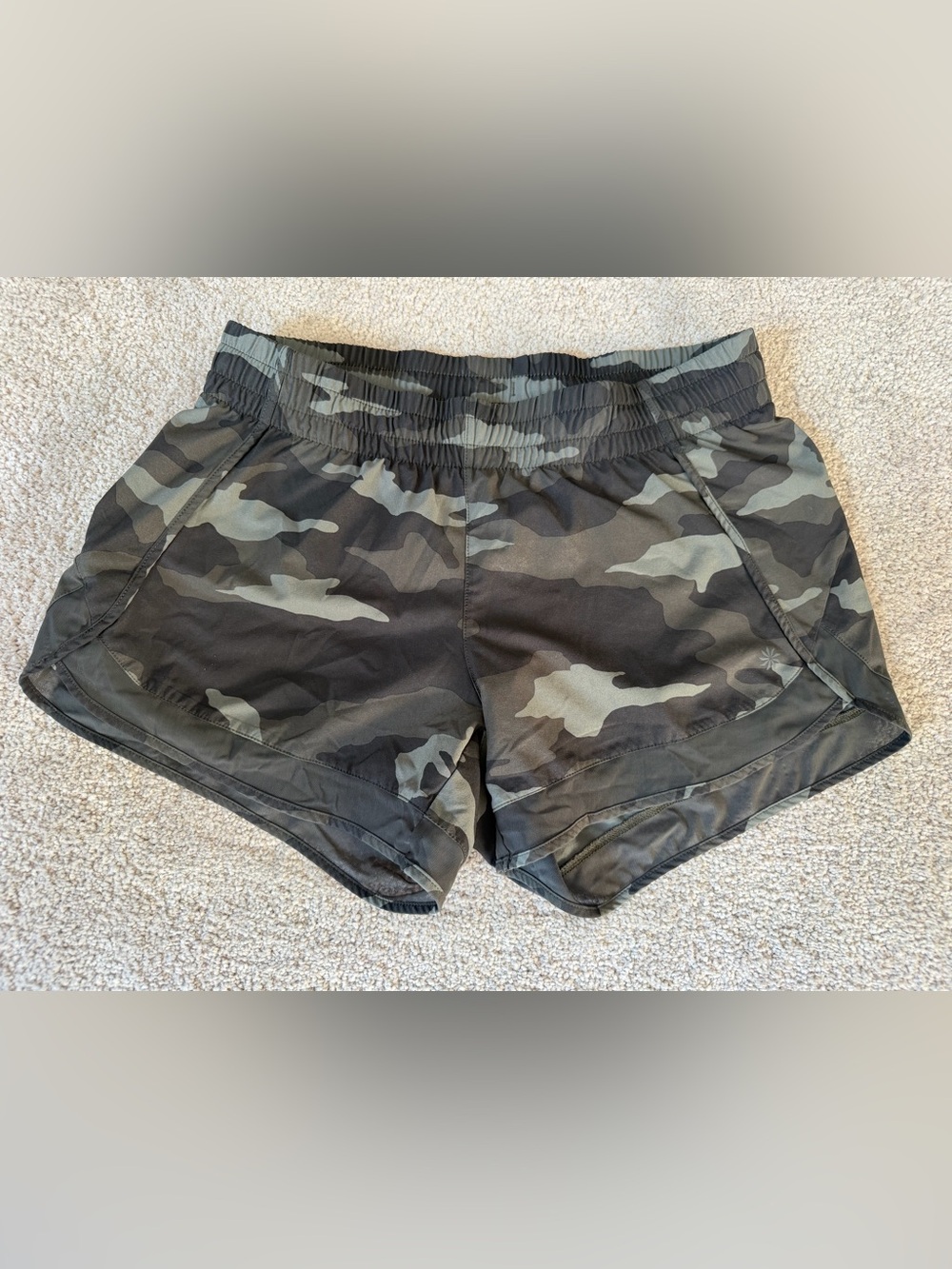 Athleta Shorts Women’s Mesh Racer Run Shorts Green Camouflage Size Small